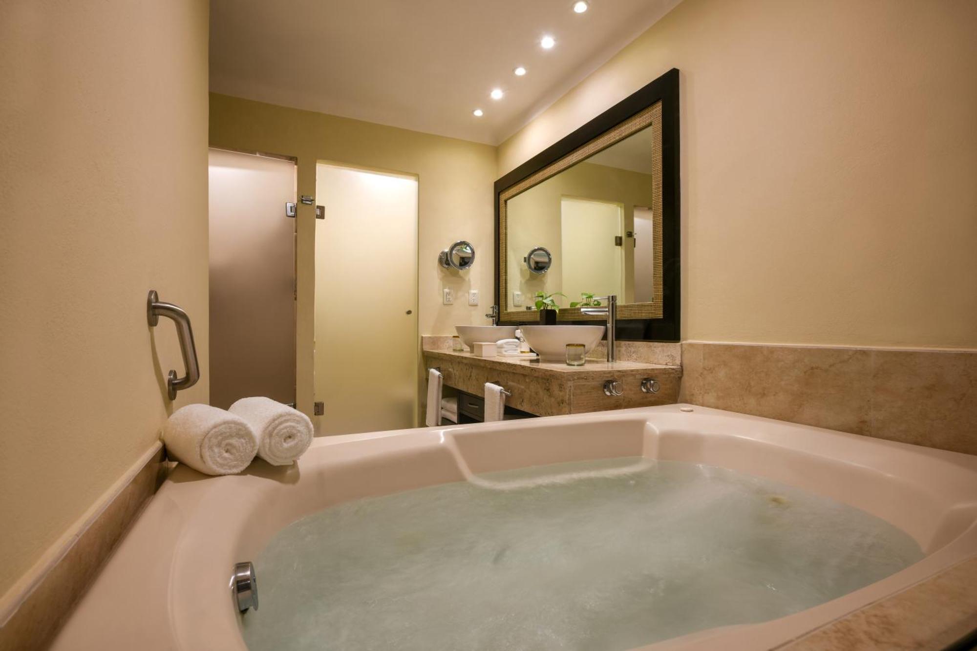 BeachFront Swim Up Junior Suite